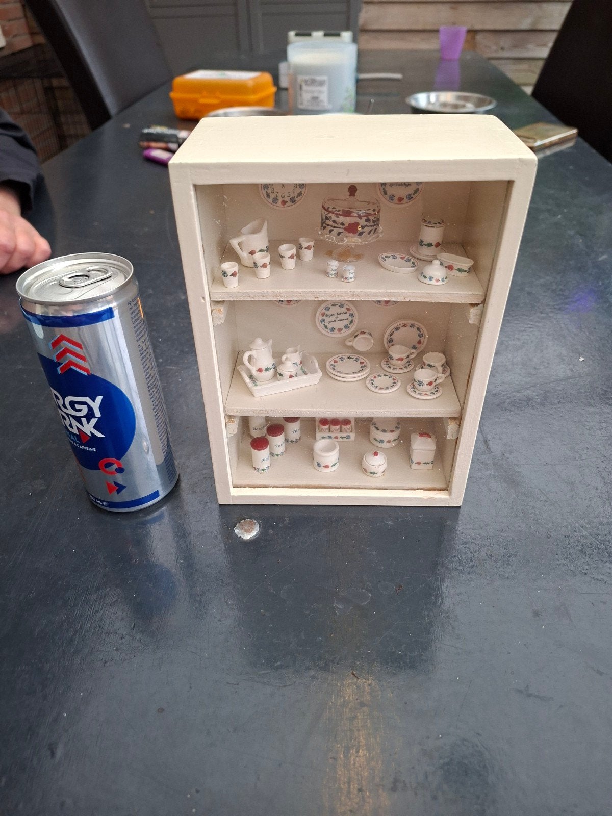 Foto 4 van Miniatuur servieskast met compleet servies. boerenbont