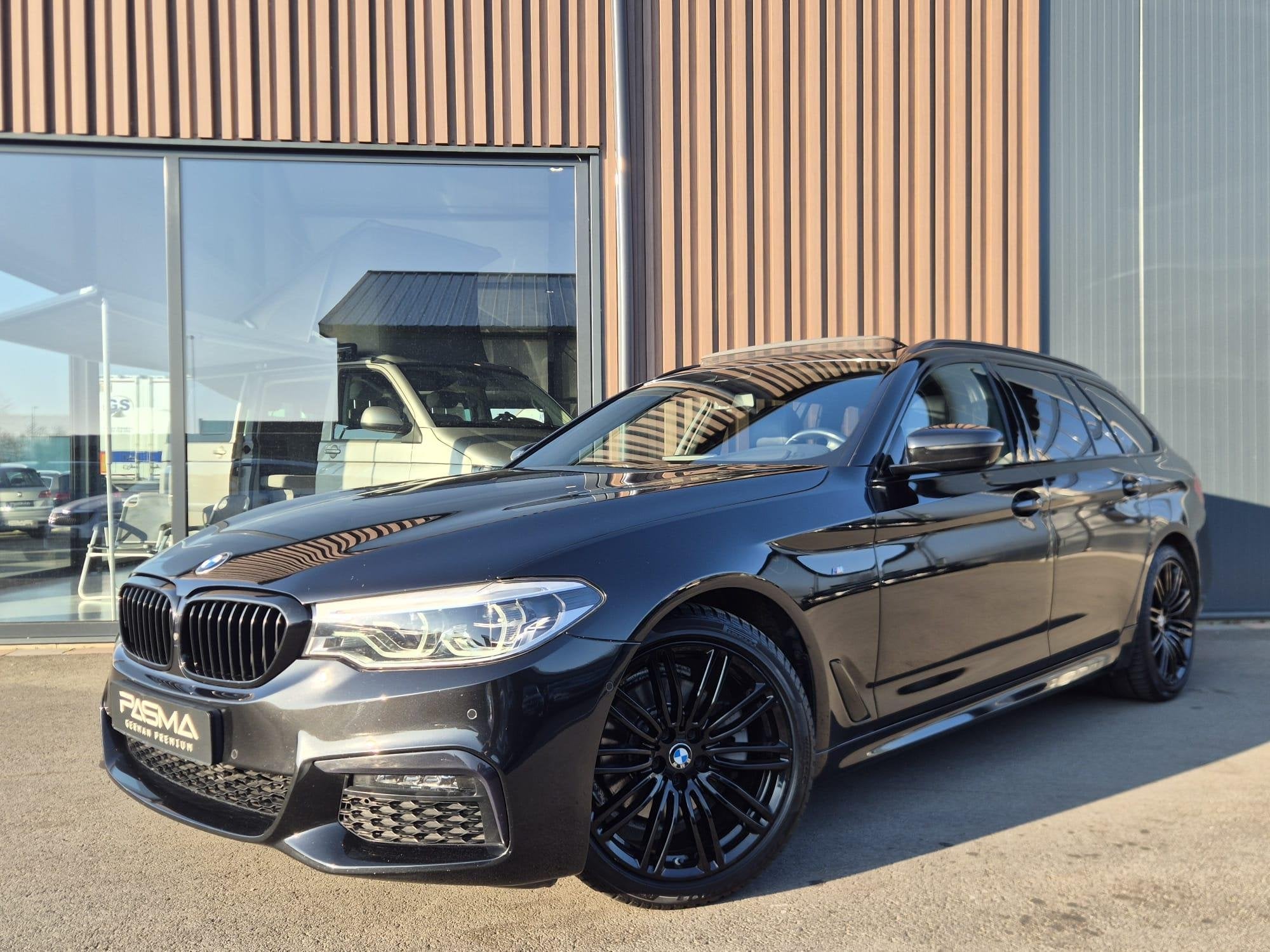 BMW 5-serie Touring 520d xDrive High Executive M-Sport | HUD, Auto's, Automaat, Verwarmde buitenspiegels, 2000 kg, Zwart