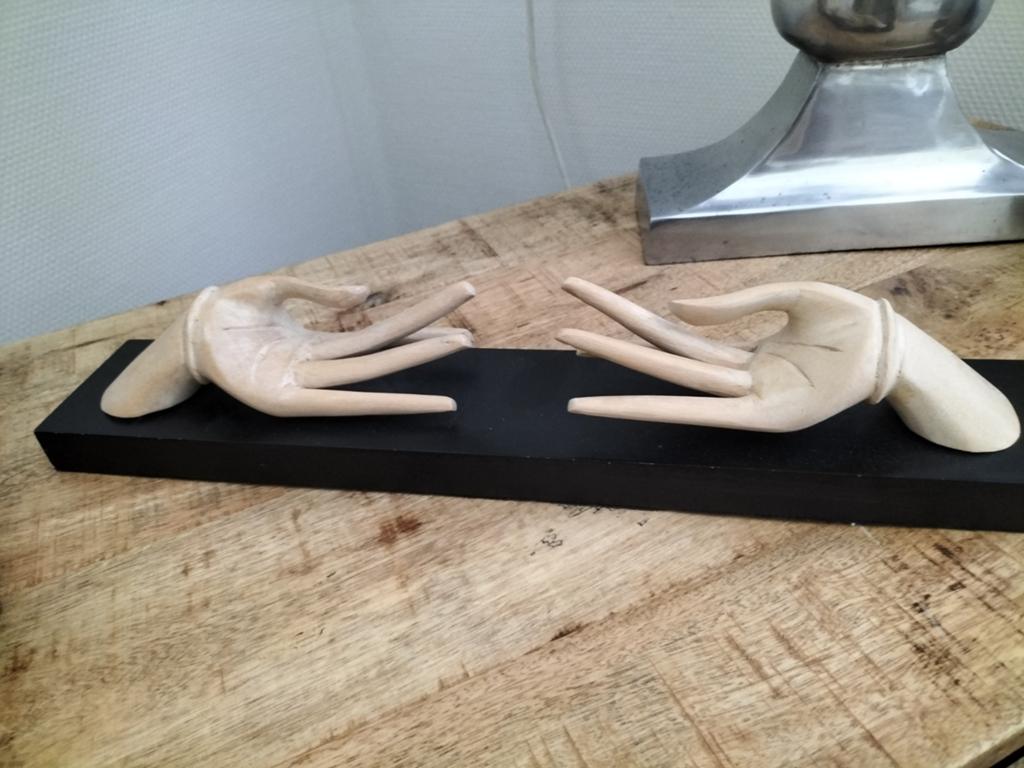 Houten handen op sokkel - Decoratief beeld, Overige onderwerpen, Ophalen of Verzenden, 20 - 50 cm, Beeld