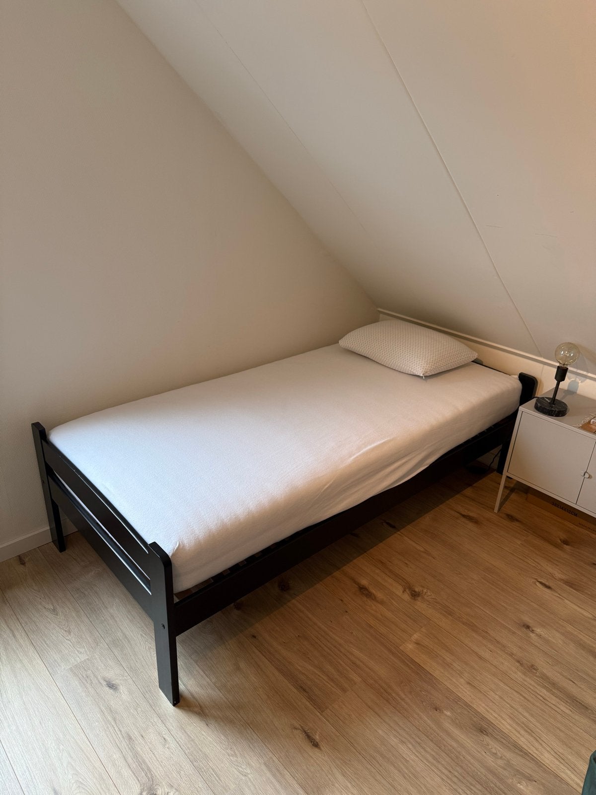 Eenpersoonsbed met Jysk matras, zo goed als nieuw, Ophalen, 90 cm, Eenpersoons, Zwart
