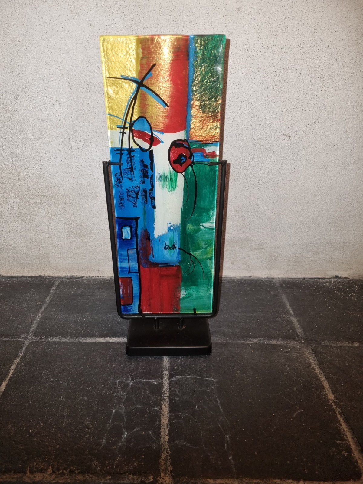 Moderne glazen vaas met abstracte kunst en metalen standaard, Ophalen of Verzenden