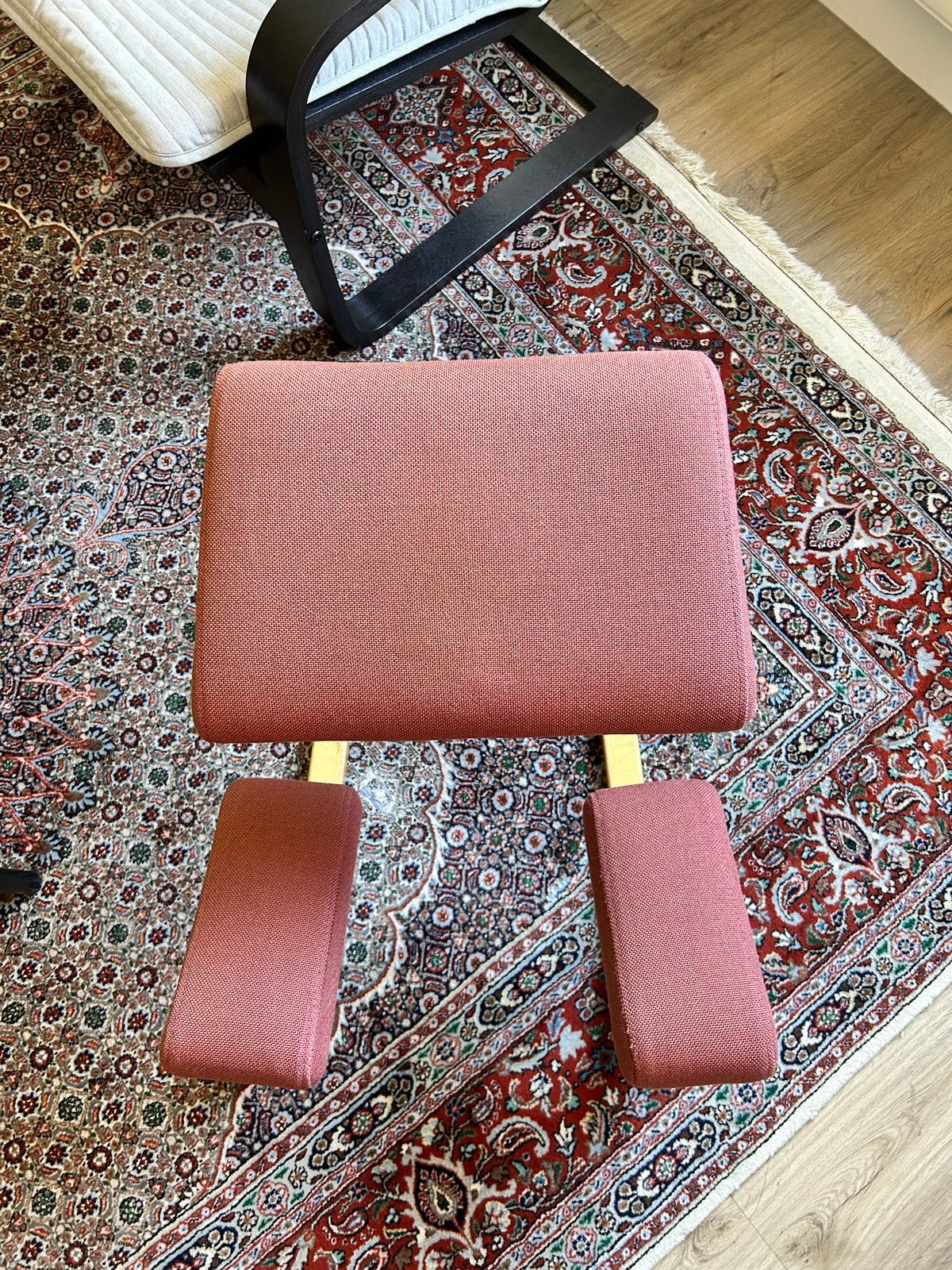 Stokke Kniestoel - Ergonomische Kniekruk met Lichte Schade, Huis en Inrichting, Ophalen, Gebruikt, Eén, Rood
