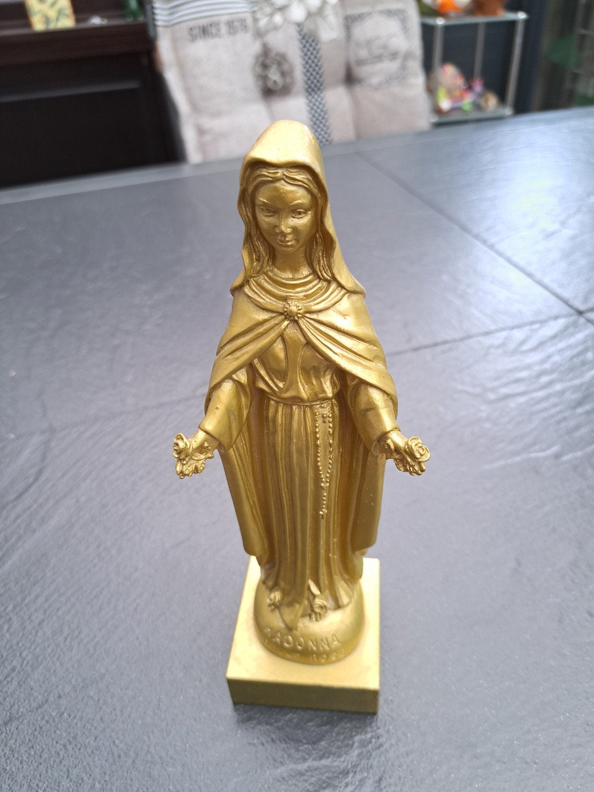 Maria beeldje 21 cm. " Madonna delle rose "., Ophalen of Verzenden