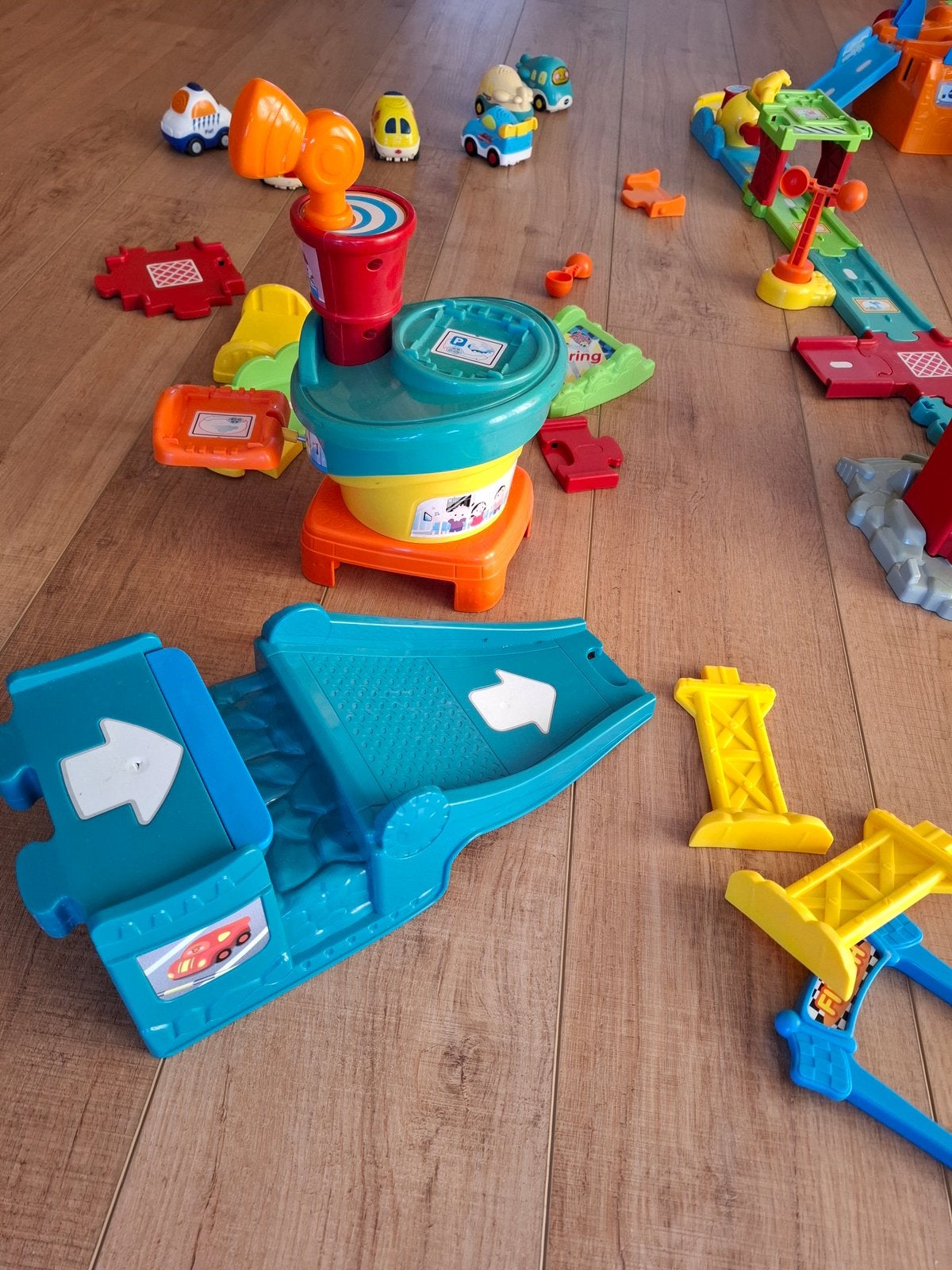 Baan en 6 autootjes van V Tech, veel extra’s, Ophalen, Gebruikt, 4 tot 6 jaar