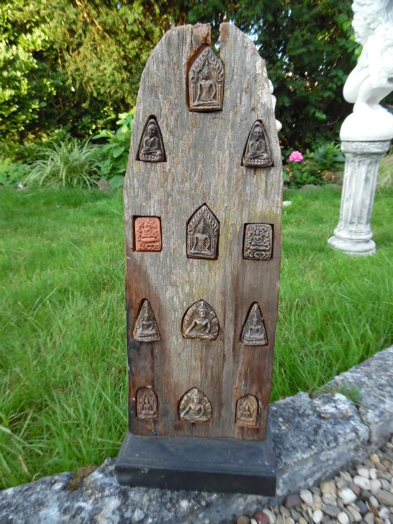 Houten paneel met boeddhistische amuletten, Antiek en Kunst, Kunst | Beelden en Houtsnijwerken, Ophalen of Verzenden