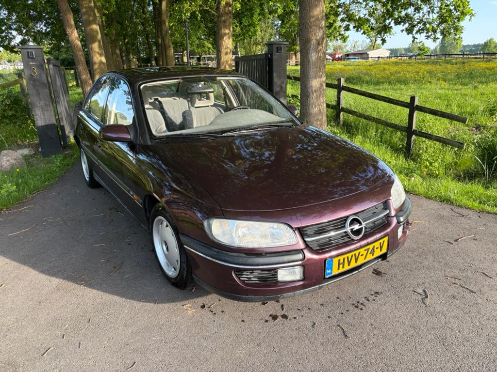 Opel Omega 2.0 GL CD AUT Aubergine rood, Automaat, 1700 kg, 4 cilinders, 722 kg