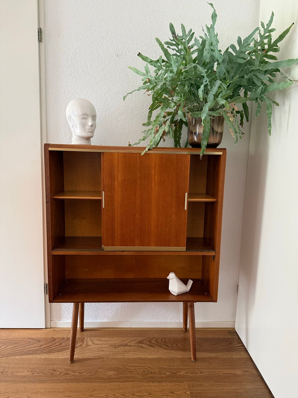 Vintage kastje met gouden accenten op hoge poten, Ophalen