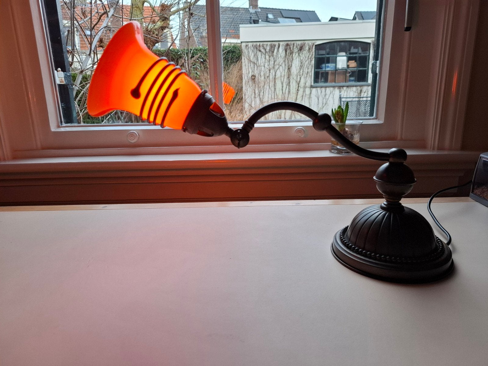 Bronzen bureaulamp met oranje glazen kap en esculaap, Ophalen