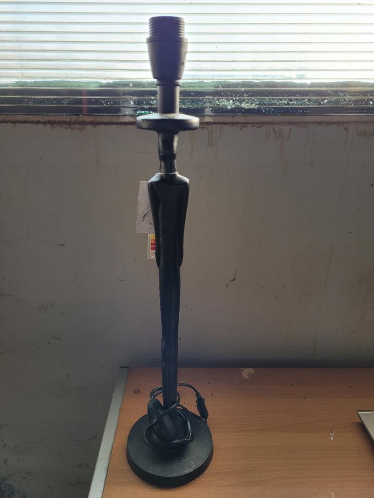 Nieuw lampenvoet Light+Living strak zwart figuur, Huis en Inrichting, Lampen | Tafellampen, Ophalen of Verzenden, Nieuw, Metaal
