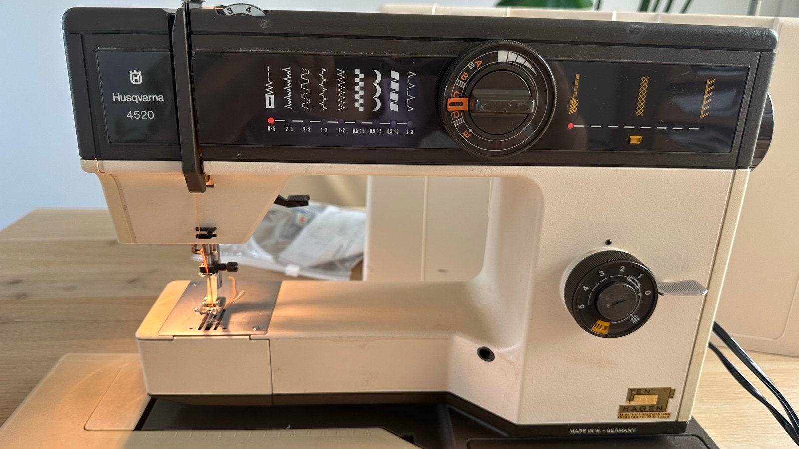 Husqvarna 4520 Naaimachine - Vintage en Robuust, Hobby en Vrije tijd, Naaimachines en Toebehoren, Ophalen, Gebruikt, Naaimachine