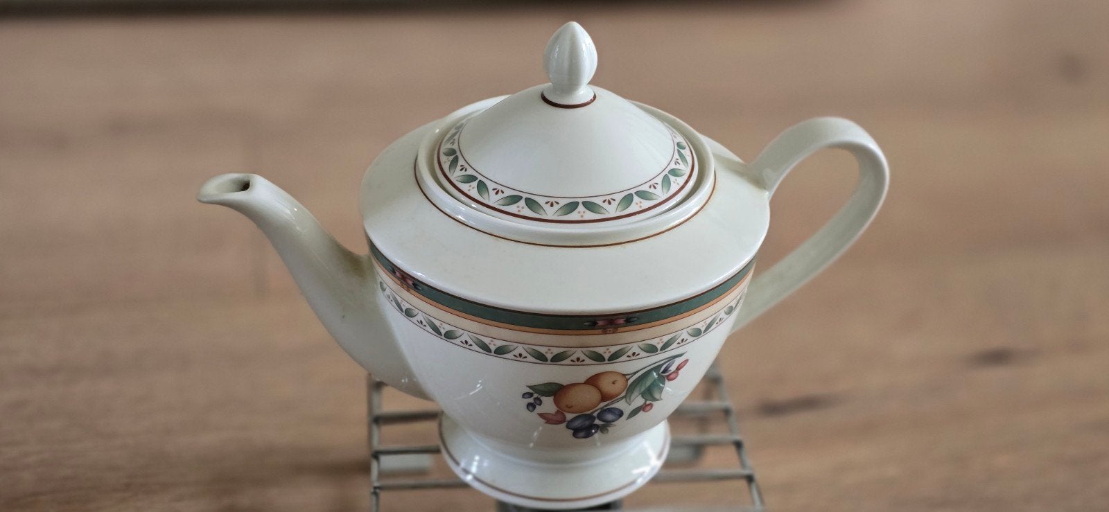 Theepot met fruitdecoratie en warmhouder., Ophalen, Gebruikt, Overige merken, Keramiek
