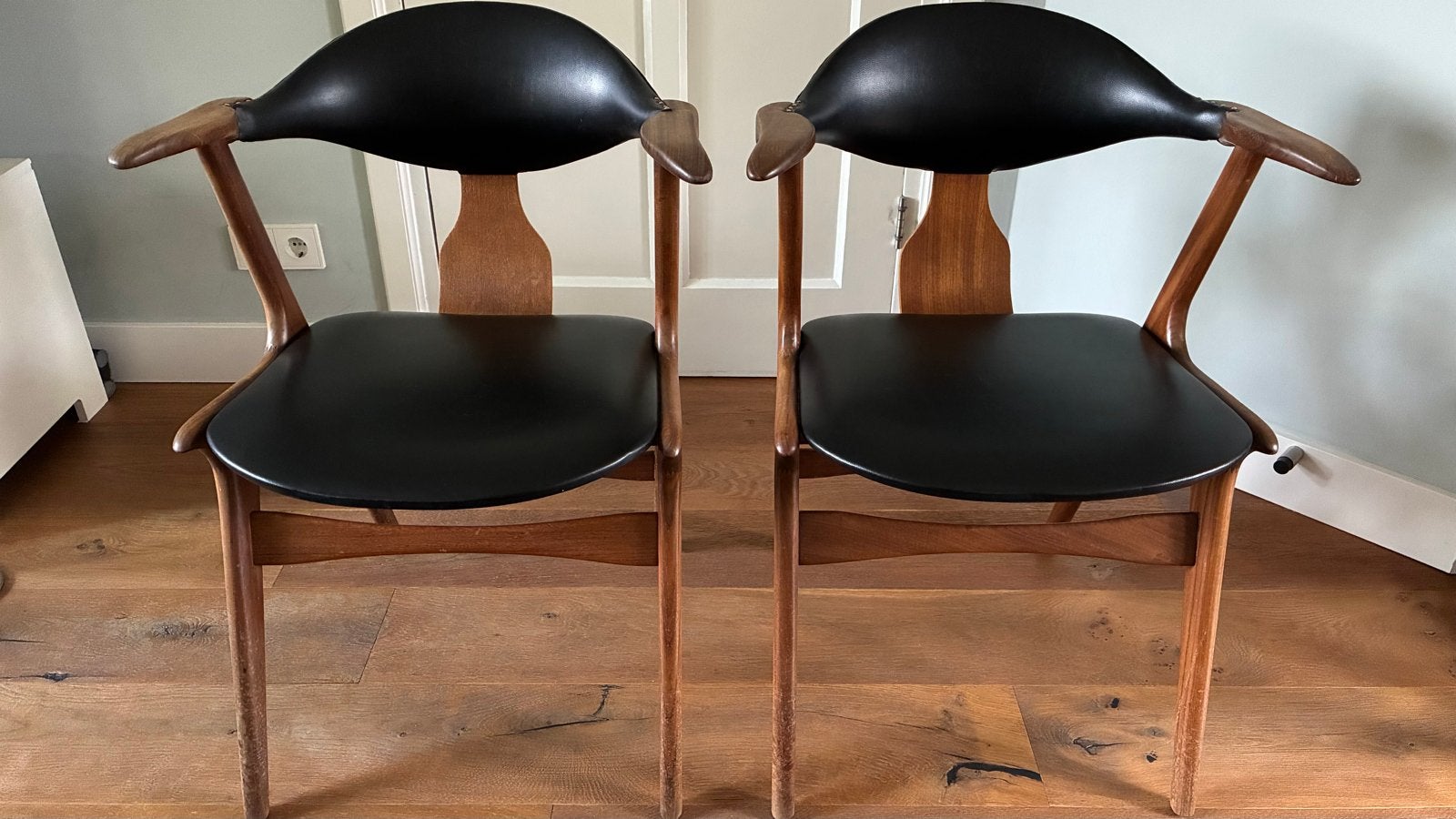 2 vintage 'Koehoorn' eetkamerstoelen van Teeffelen voor AwA, Ophalen