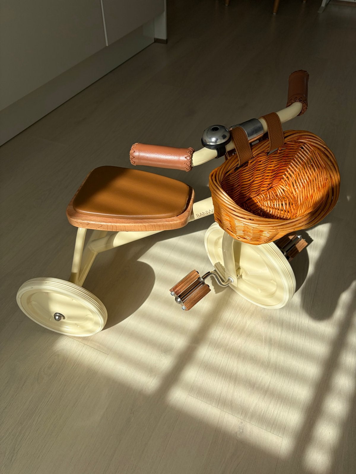 Banwood driewieler trike cream met duwstang, Ophalen, Zo goed als nieuw, Duwstang