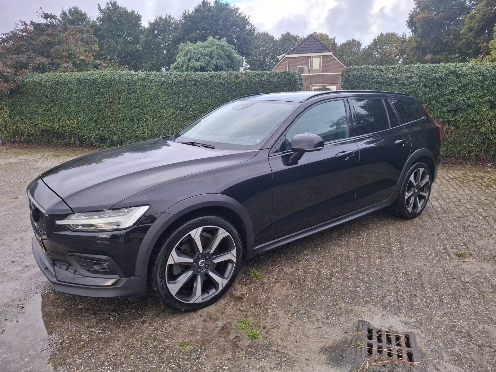 Volvo V60 D4 190pk AWD Geartronic 2019 Zwart nieuwe foto's, Automaat, Dealer onderhouden, Leder en Stof, Zwart