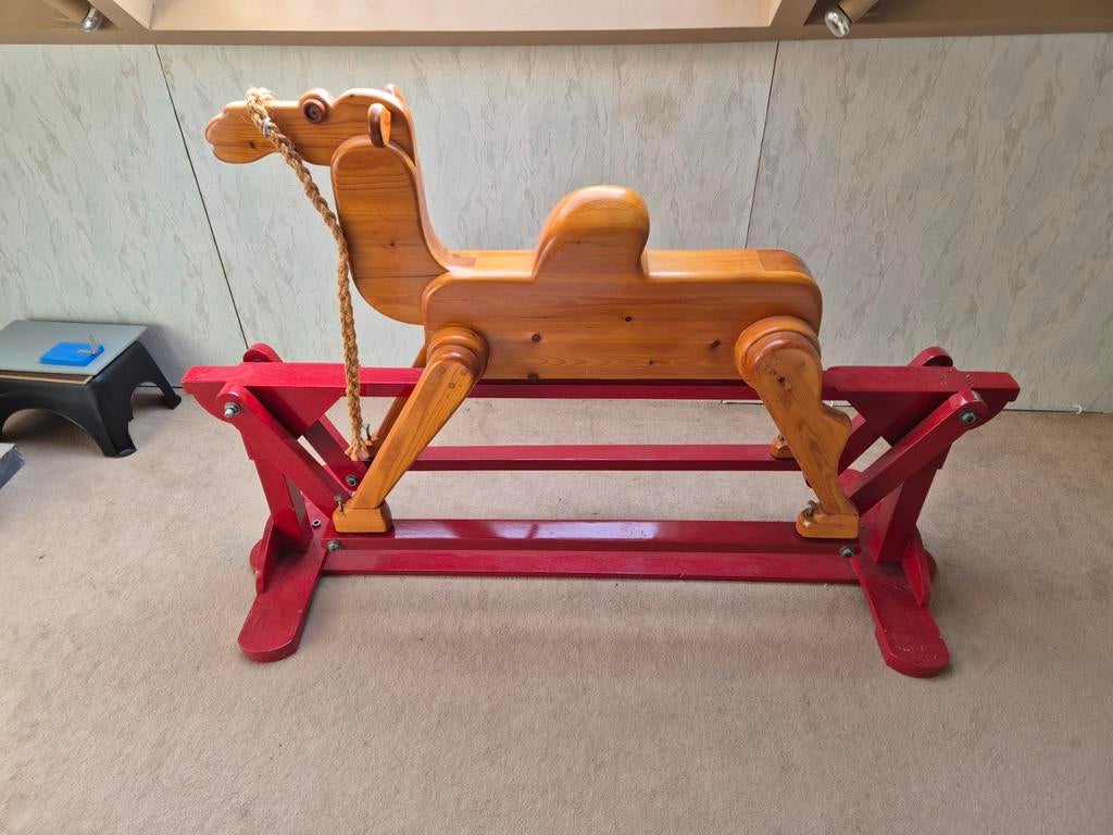 Houten schommel kameel (dromedaris) voor kids 4-7 jaar, Ophalen, Gebruikt, Rij- of Hobbelspeelgoed