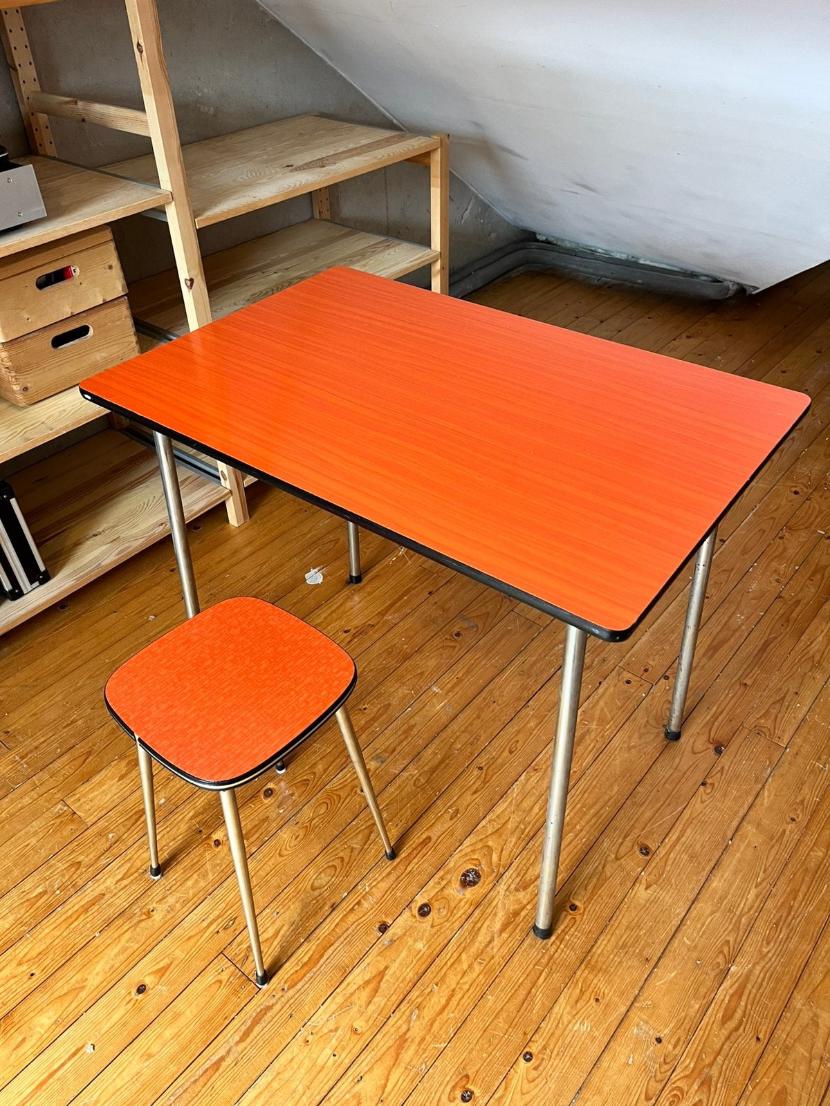 Vintage formica tafel met krukje, oranje, jaren 60/70 stijl, Ophalen, Tot twee personen, 50 tot 100 cm, Zo goed als nieuw