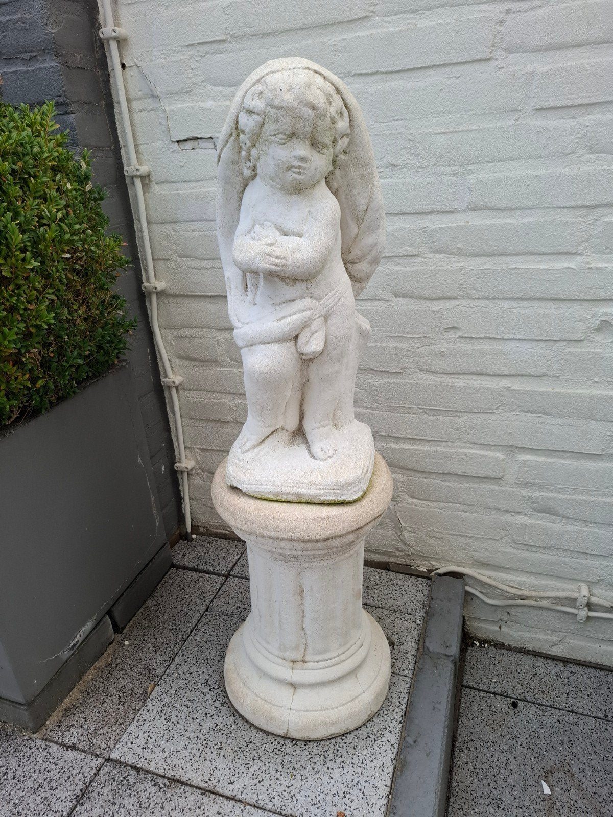 Antiek ogend tuinbeeld van engel op sokkel, Tuin en Terras, Ophalen, Gebruikt, Steen, Engelenbeeld