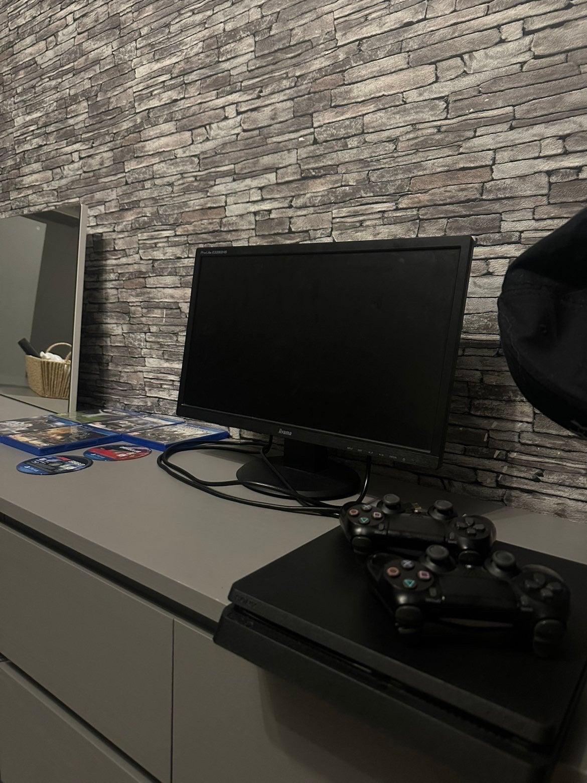 PS4 met monitor, games en alle kabels, Spelcomputers en Games, Spelcomputers | Sony PlayStation 4, 500 GB, Met 2 controllers, Refurbished