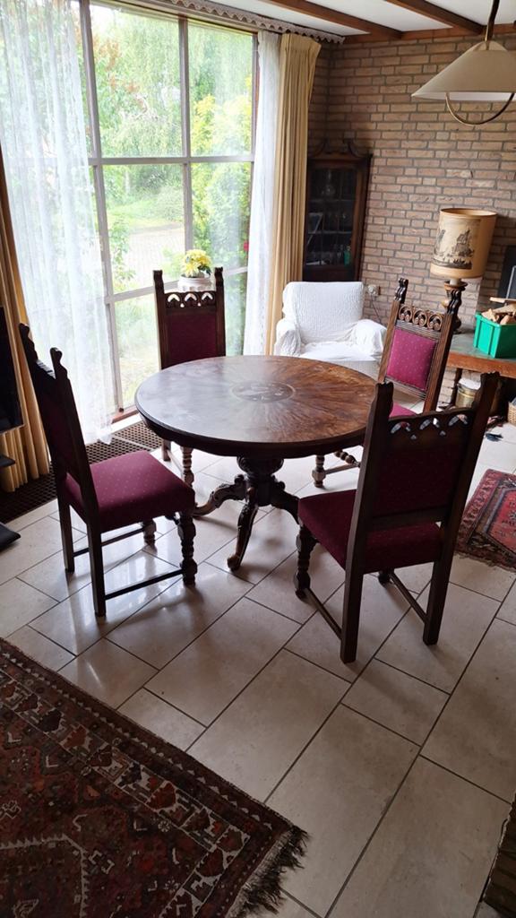 Ronde eetkamertafel met 4 stoelen, massief hout, bloemmotief, Antiek en Kunst, Antiek | Meubels | Tafels, Ophalen