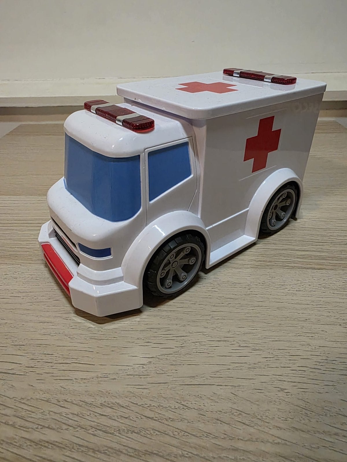 Witte speelgoed ambulance met rode kruizen, Ophalen of Verzenden, Gebruikt, Jongen of Meisje
