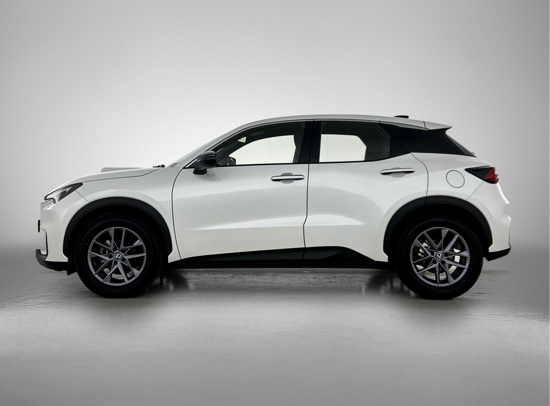 Lexus LBX Business Line 2WD | Draadloze Telefoonlader | Park, Auto's, Gebruikt, Wit, 1490 cc, Bedrijf
