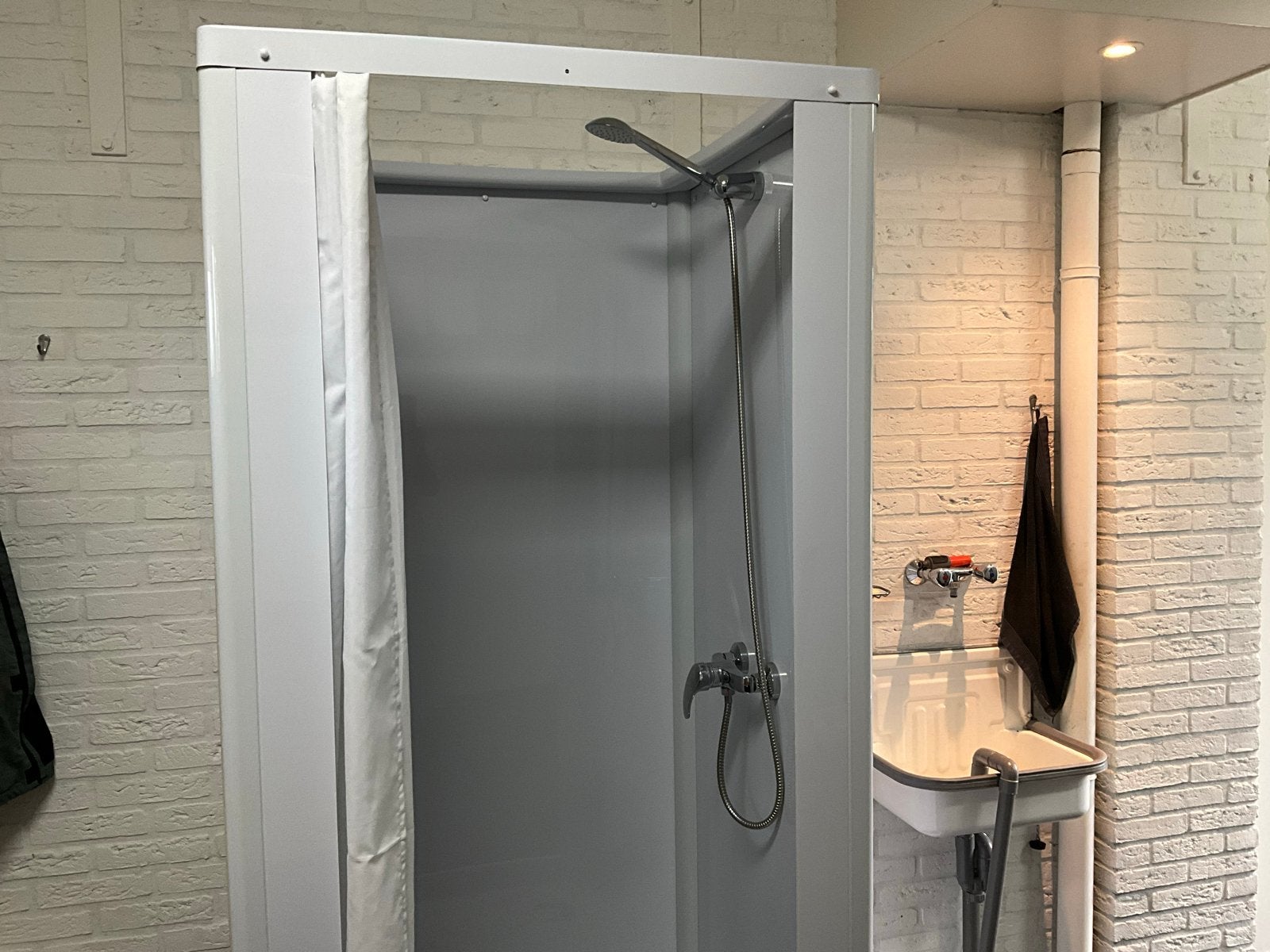 Zo goed als nieuwe nooddouche met Sani-Lift pomp, Ophalen, Zo goed als nieuw, Met douche