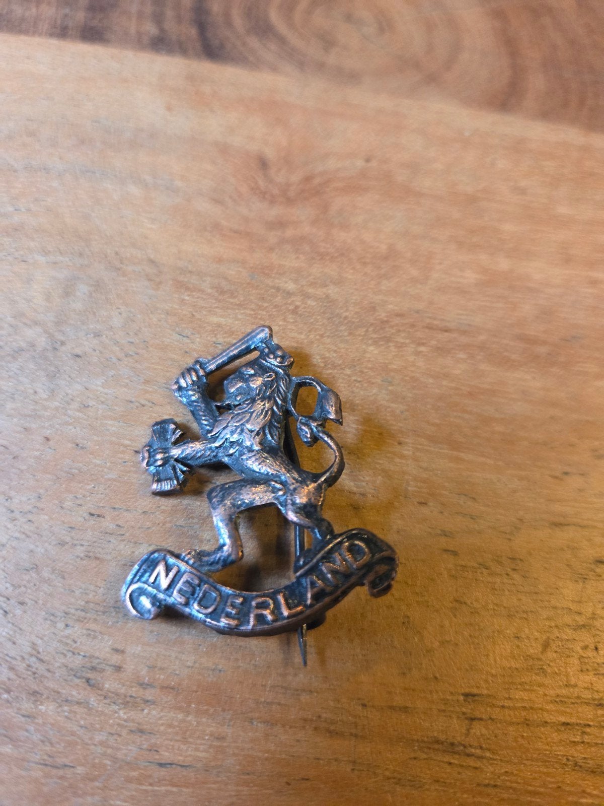 nl leeuw pet/baret embleem, Verzamelen, Ophalen of Verzenden, Landmacht, Nederland, Embleem of Badge