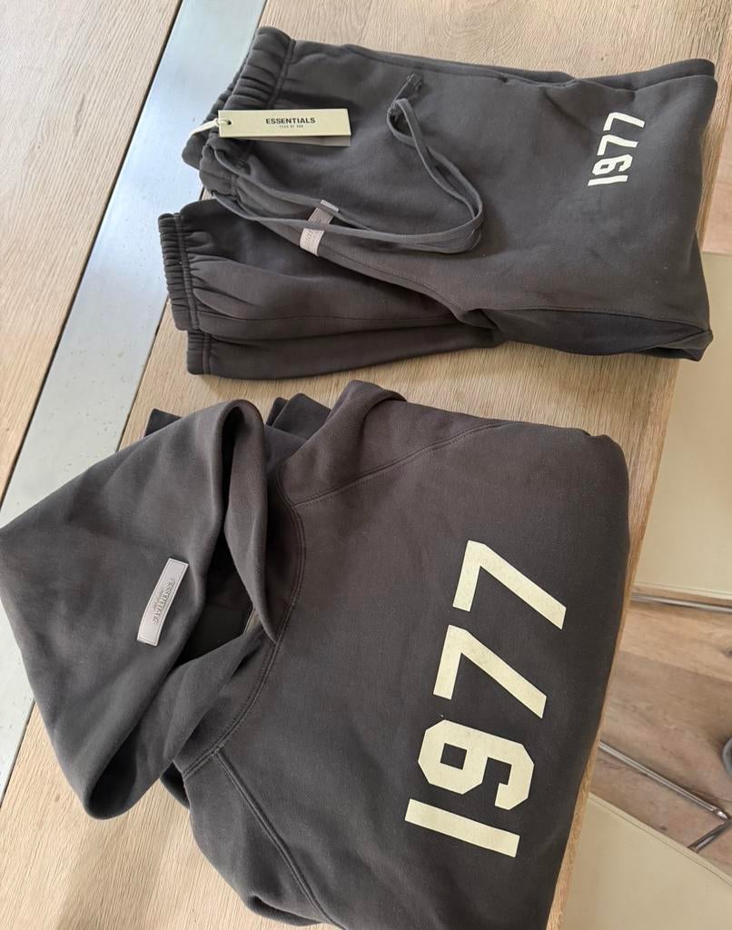 Essentials Trainingspak 1977 - Donkergrijs - Maat S, Kleding | Heren, Broeken en Pantalons, Ophalen of Verzenden, Nieuw, Maat 46 (S) of kleiner