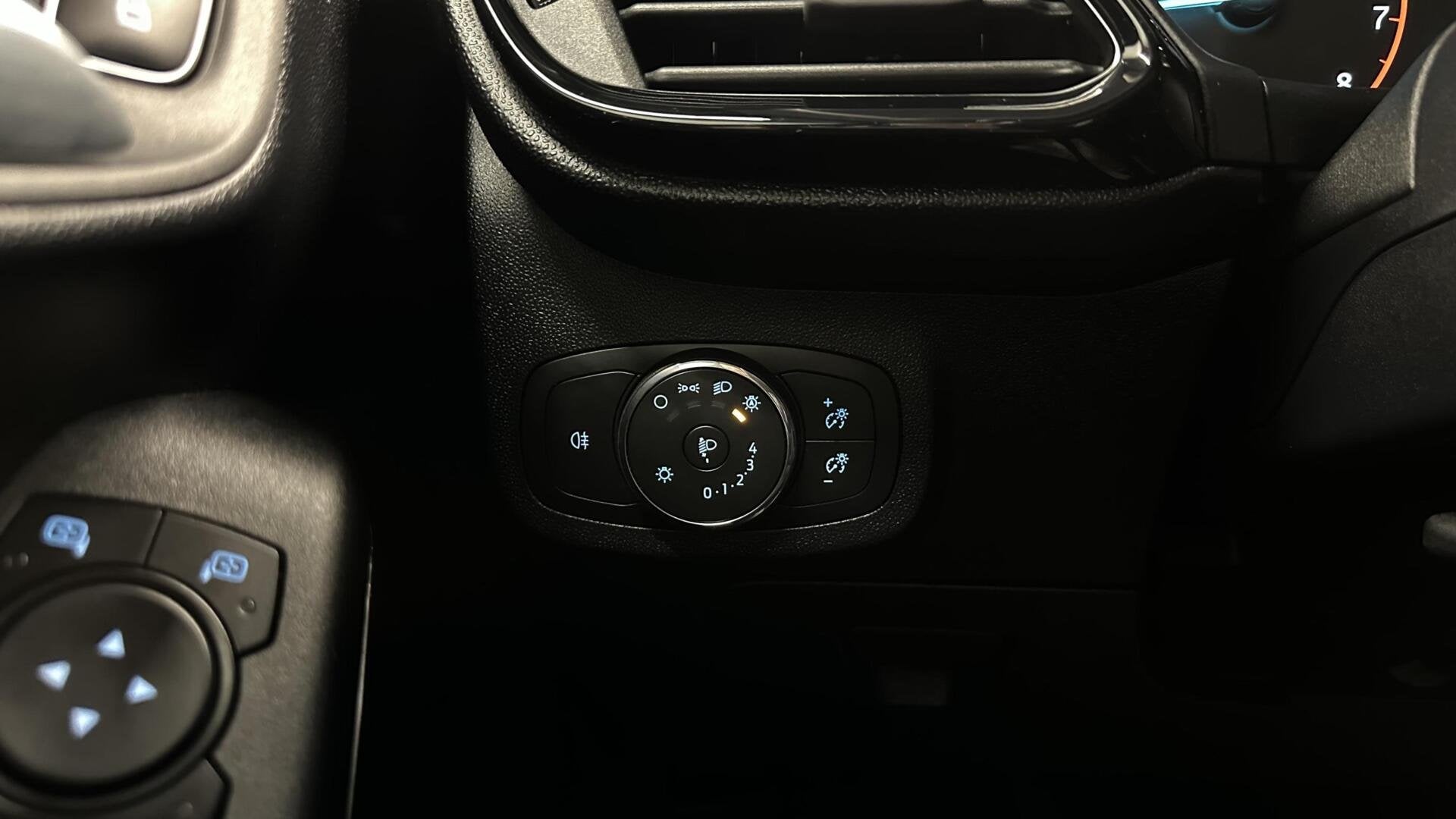 Foto 20 van Ford Fiesta 1.0 EcoBoost Hybrid Titanium NAVI CRUISE CARPLAY