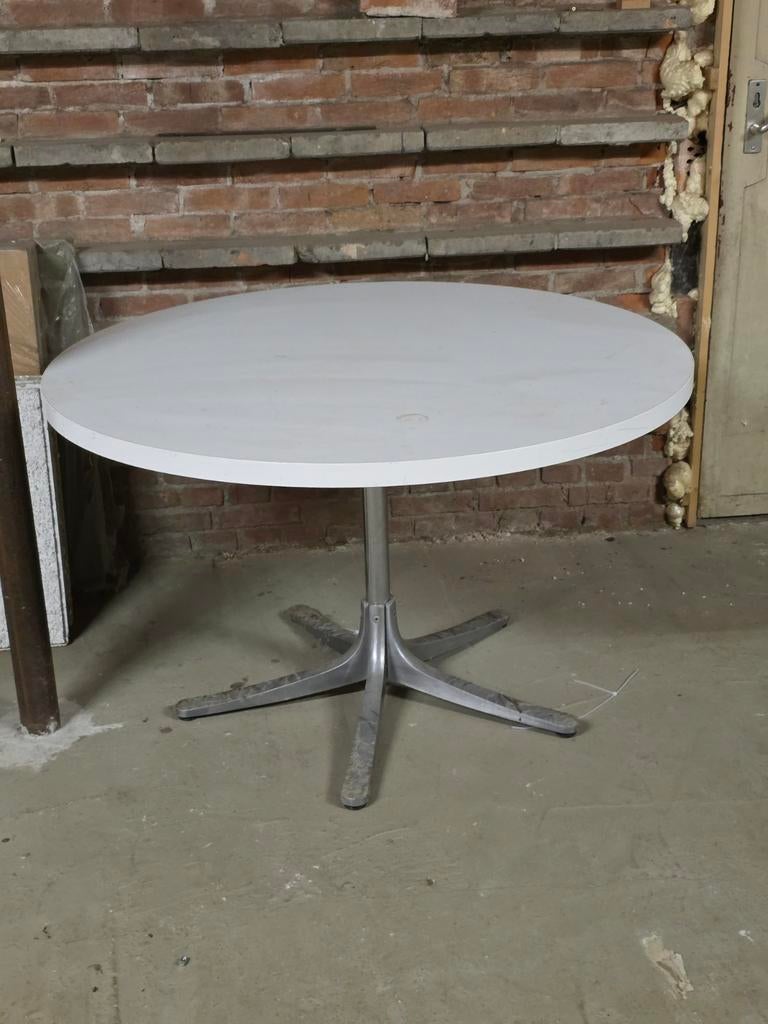 Ronde eettafel met aluminium voet + 2 brocante stoelen, Huis en Inrichting, Tafels | Eettafels, Gebruikt, Rond, Ophalen of Verzenden