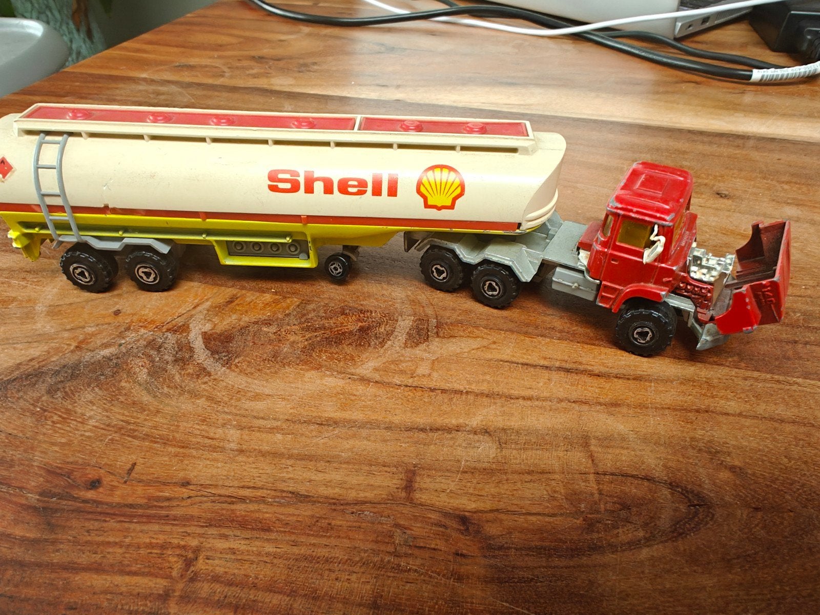 Majorette Shell Tankwagen met scheurtje in tank, Ophalen of Verzenden, Gebruikt
