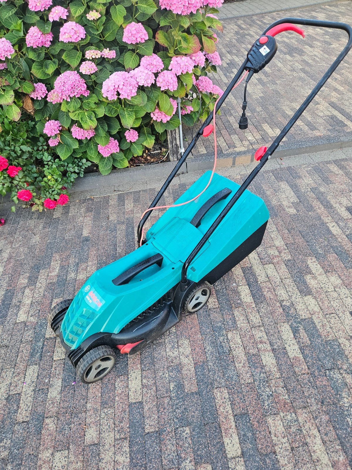 Bosch ARM 32 Elektrische Grasmaaier - Compact en Krachtig, Cirkelmaaier, Gebruikt, Elektrische grasmaaier, Ophalen of Verzenden