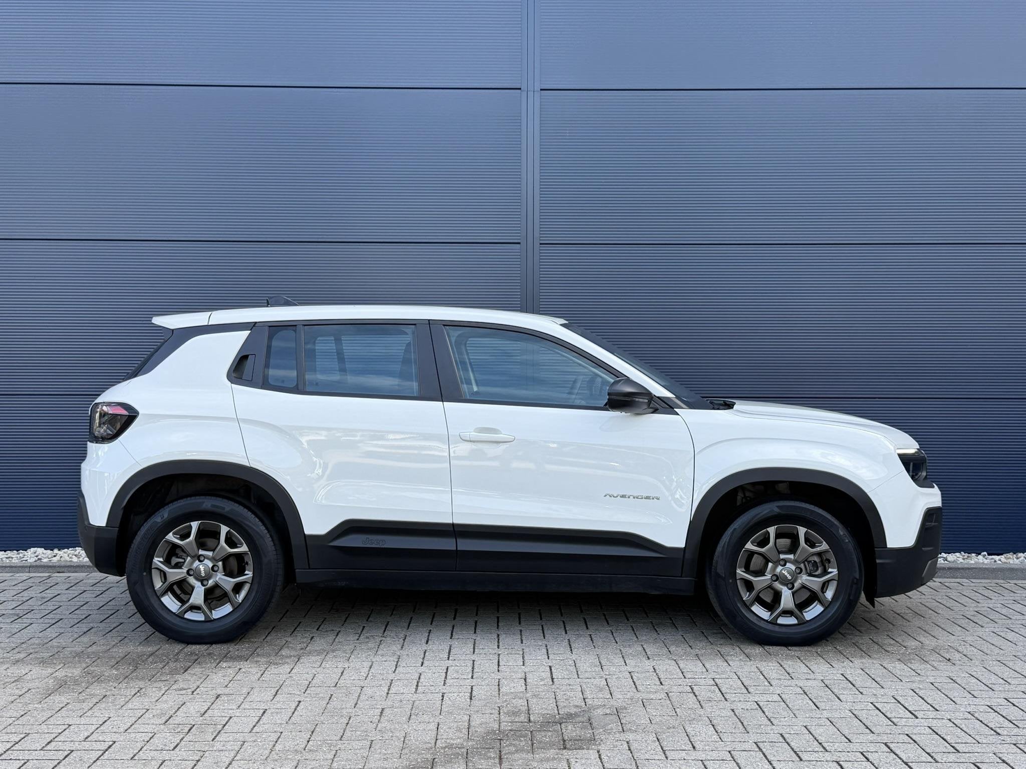 Jeep Avenger Longitude 54 kWh SOH 97,3% | Apple Carplay/Andr, Auto's, Stof, Gebruikt, 156 pk, Wit