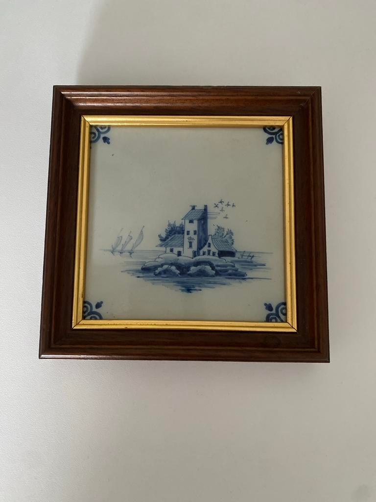 Makkum tegeltje in lijst - Delfts blauw tafereel, Antiek en Kunst, Kunst | Schilderijen | Klassiek, Ophalen of Verzenden