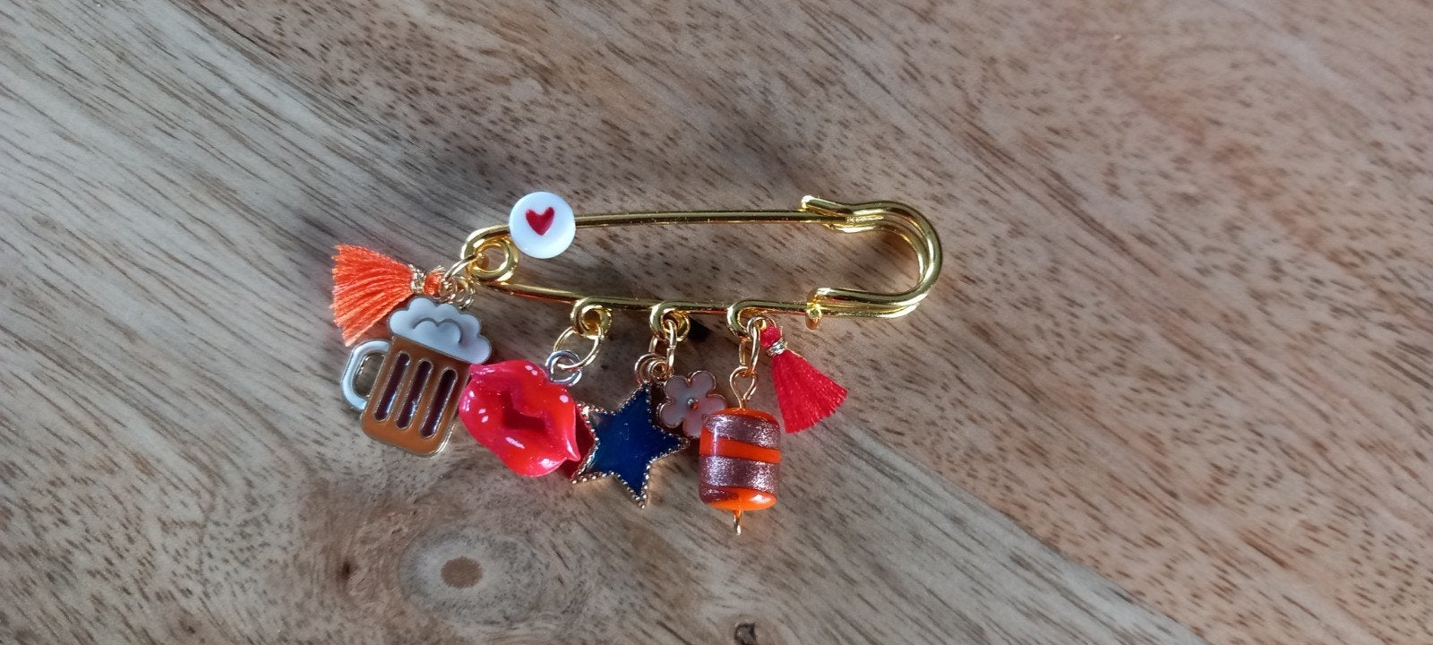 Oranje broche speld met bedels, Overige materialen, 4 tot 7 cm, Nieuw, Oranje