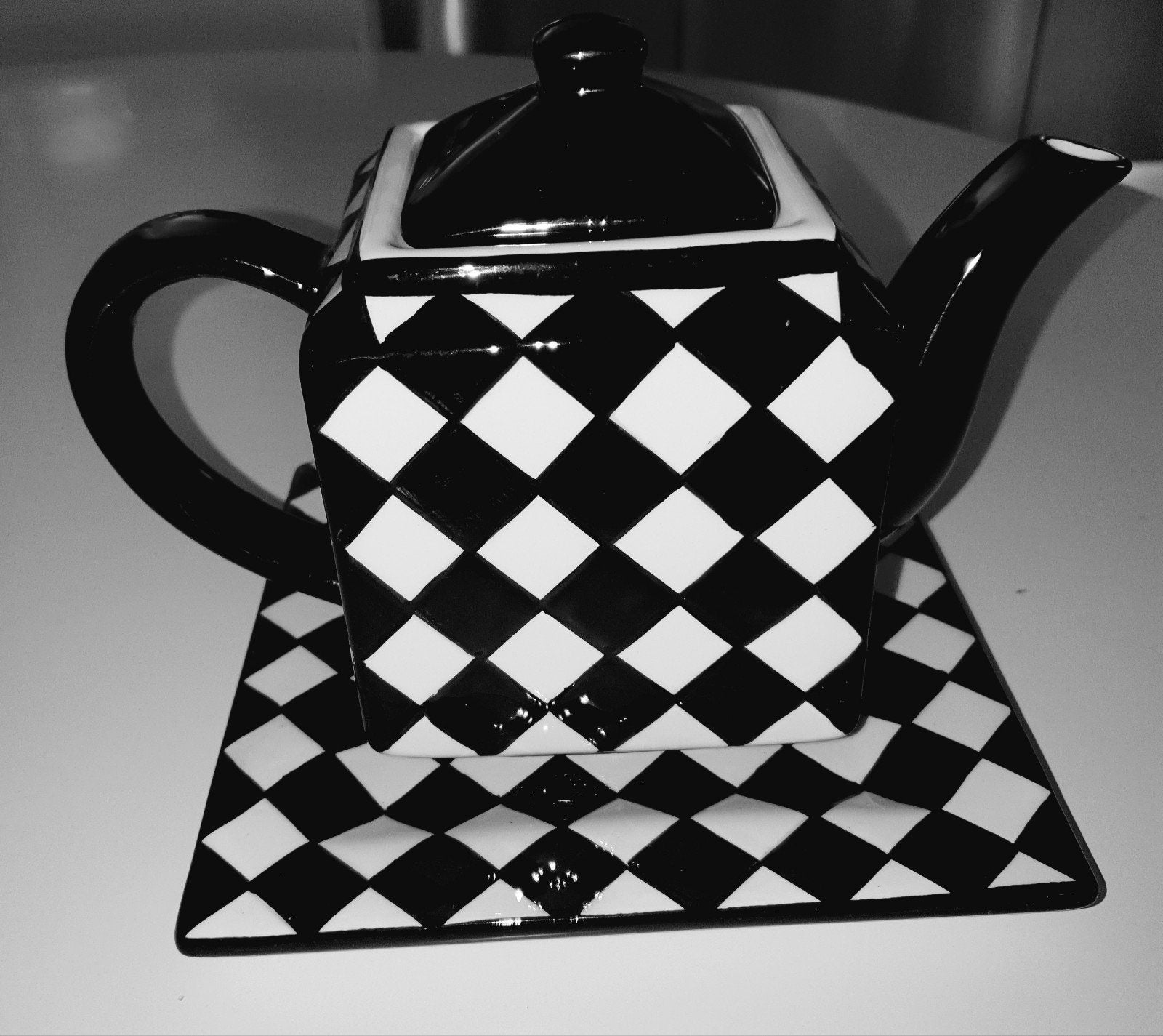 Theepot zwart wit met onderbord inhoud 1 liter, Huis en Inrichting, Keuken | Servies, Ophalen, Keramiek, Overige typen, Zo goed als nieuw