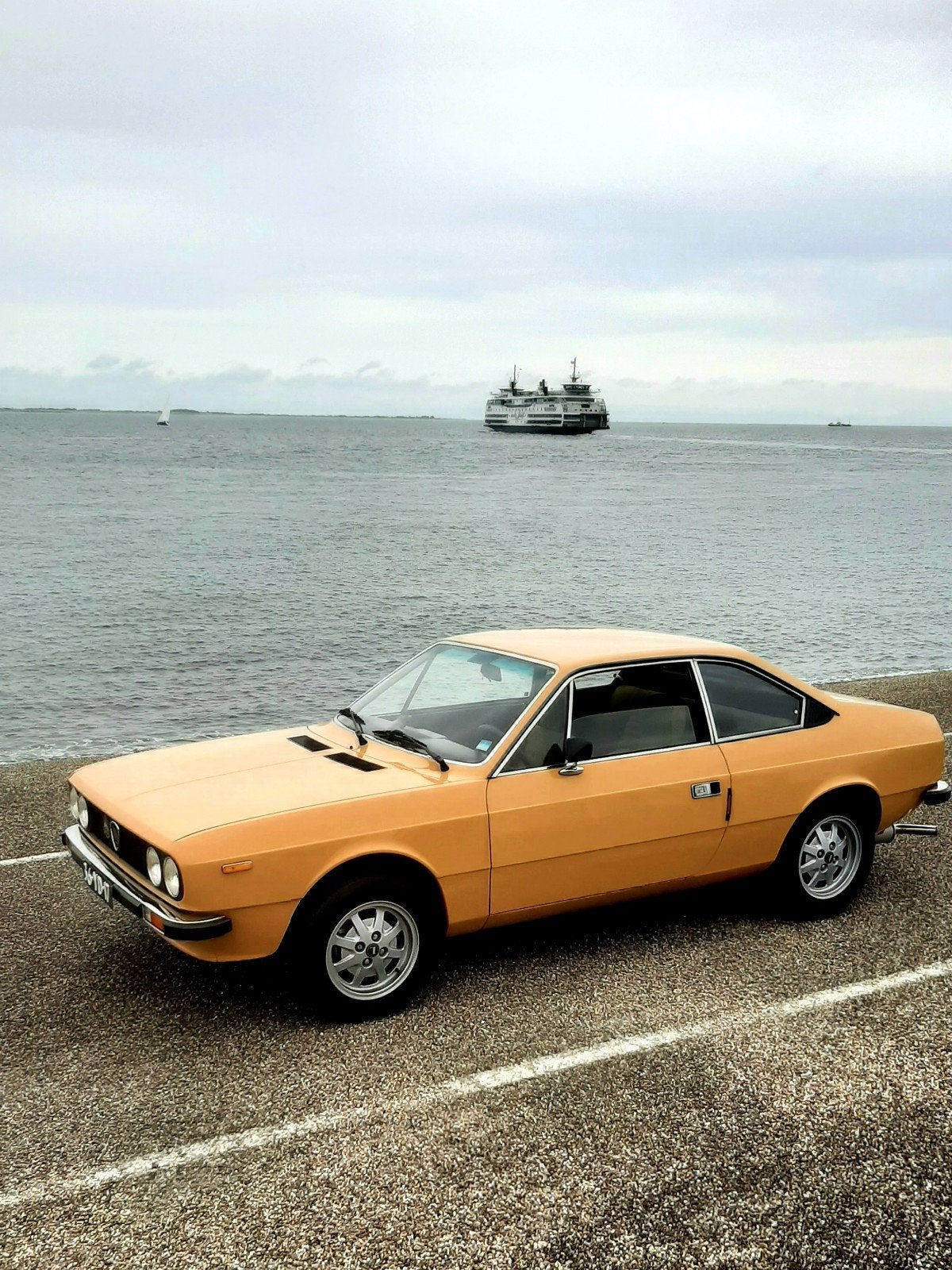 zeer unieke en mooie lancia beta 1300 coupe, Auto's, Dealer onderhouden, Geel, Bruin, Handgeschakeld