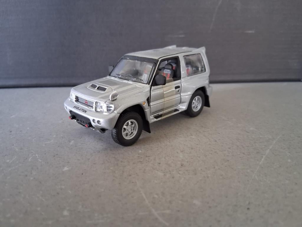 Mitsubishi Pajero Evolution schaalmodel - Zilver, Ophalen of Verzenden, Zo goed als nieuw, Auto, Overige merken