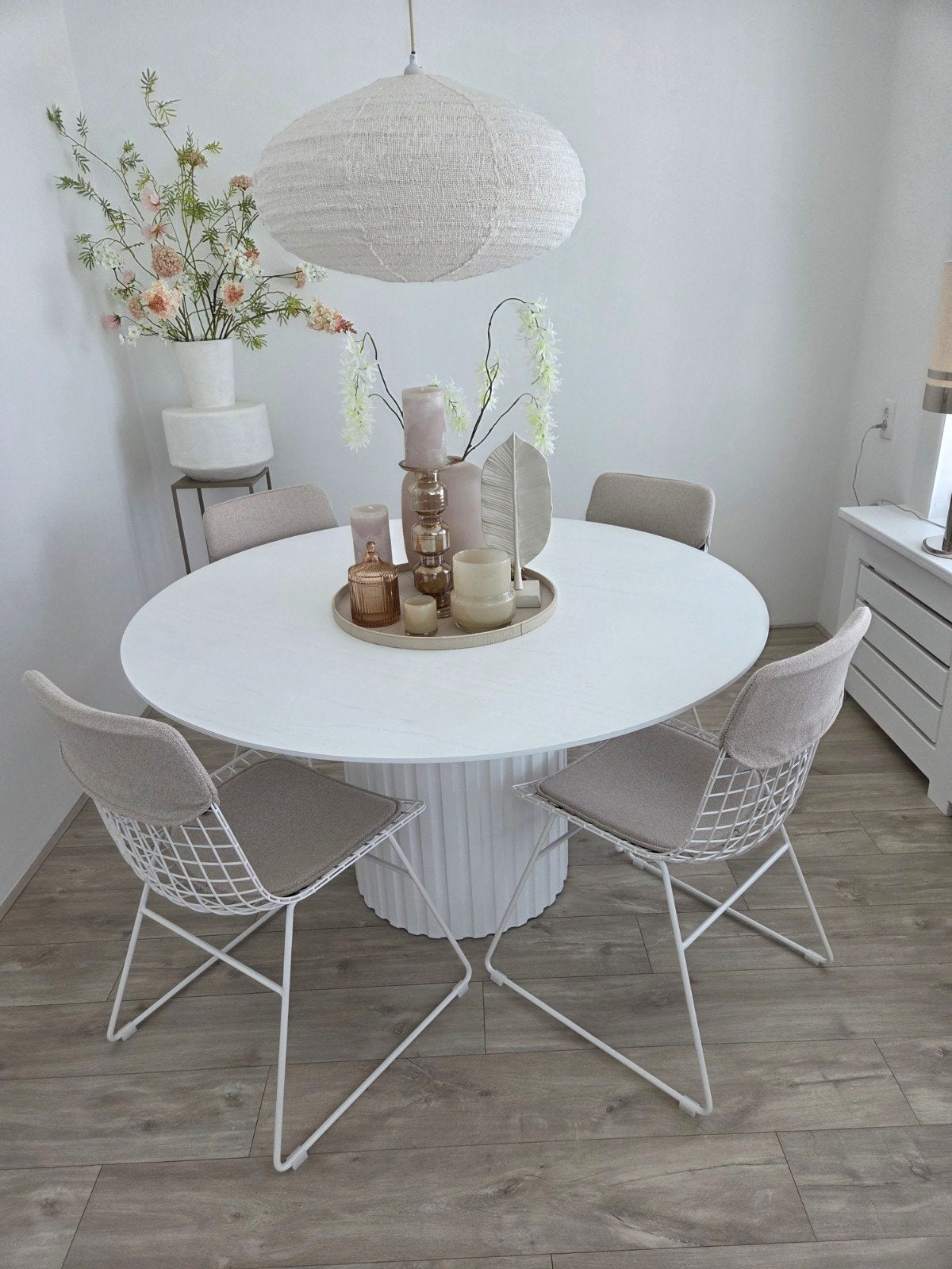 Hkliving pillar eettafel met 4 wire chairs, Huis en Inrichting, Tafels | Eettafels, Ophalen, Rond, 100 tot 150 cm, 100 tot 150 cm