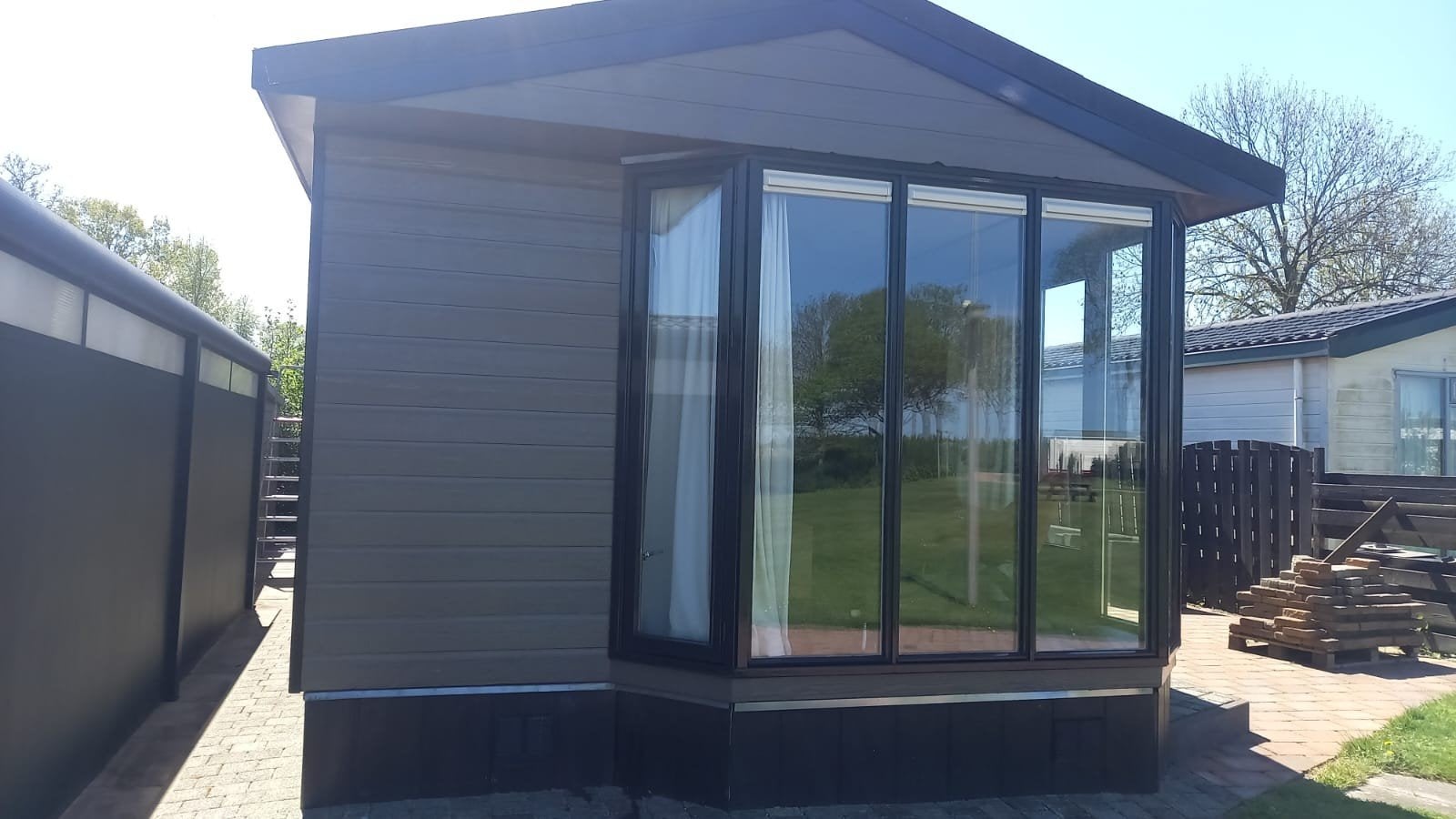Luxe chalet aan het water met moderne inrichting, Zwembad