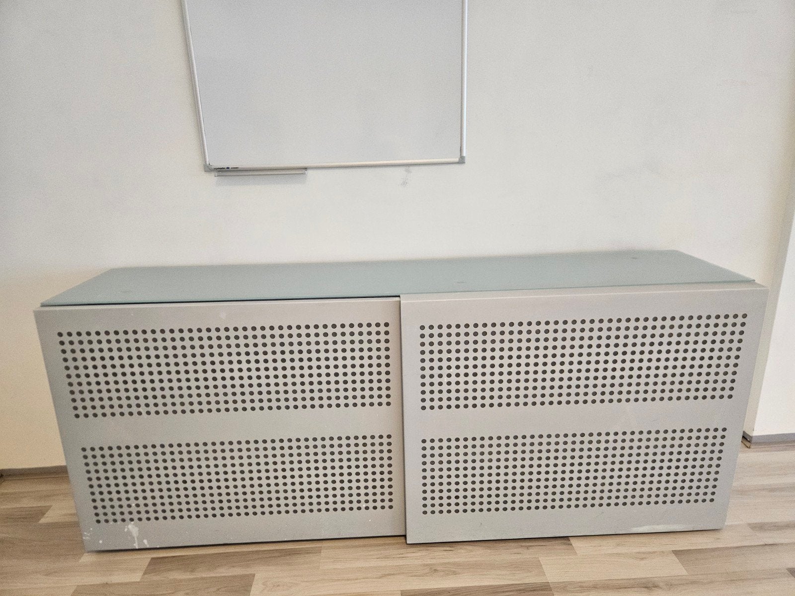 2 kasten met geperforeerde deuren en glazen blad, Huis en Inrichting, Kasten | Overige, Ophalen, Gebruikt
