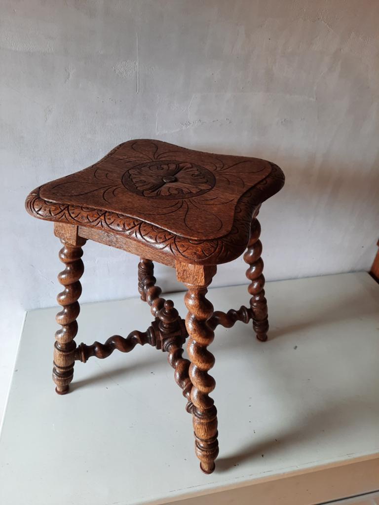 Oud houten krukje met gedraaide poten, Ophalen, Gebruikt, Hout