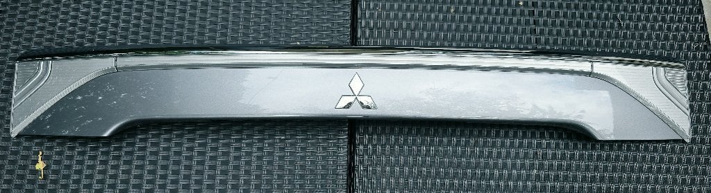 Sierlijst achterklep grijze Mitsubishi Outlander PHEV 2013, Ophalen of Verzenden, Achter, Mitsubishi, Achterklep