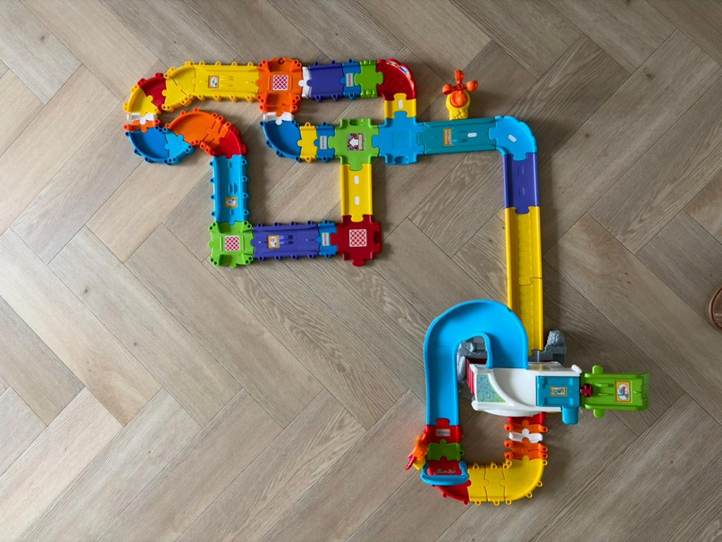 Vtech - Toet Toet autobaan + kazerne, Kinderen en Baby's, Speelgoed | Vtech, Ophalen, Zo goed als nieuw, 2 tot 4 jaar