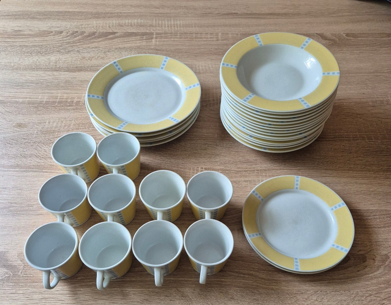 Servies met borden en kopjes, geel en wit, Huis en Inrichting, Gebruikt, Keramiek, Ophalen of Verzenden, Modern