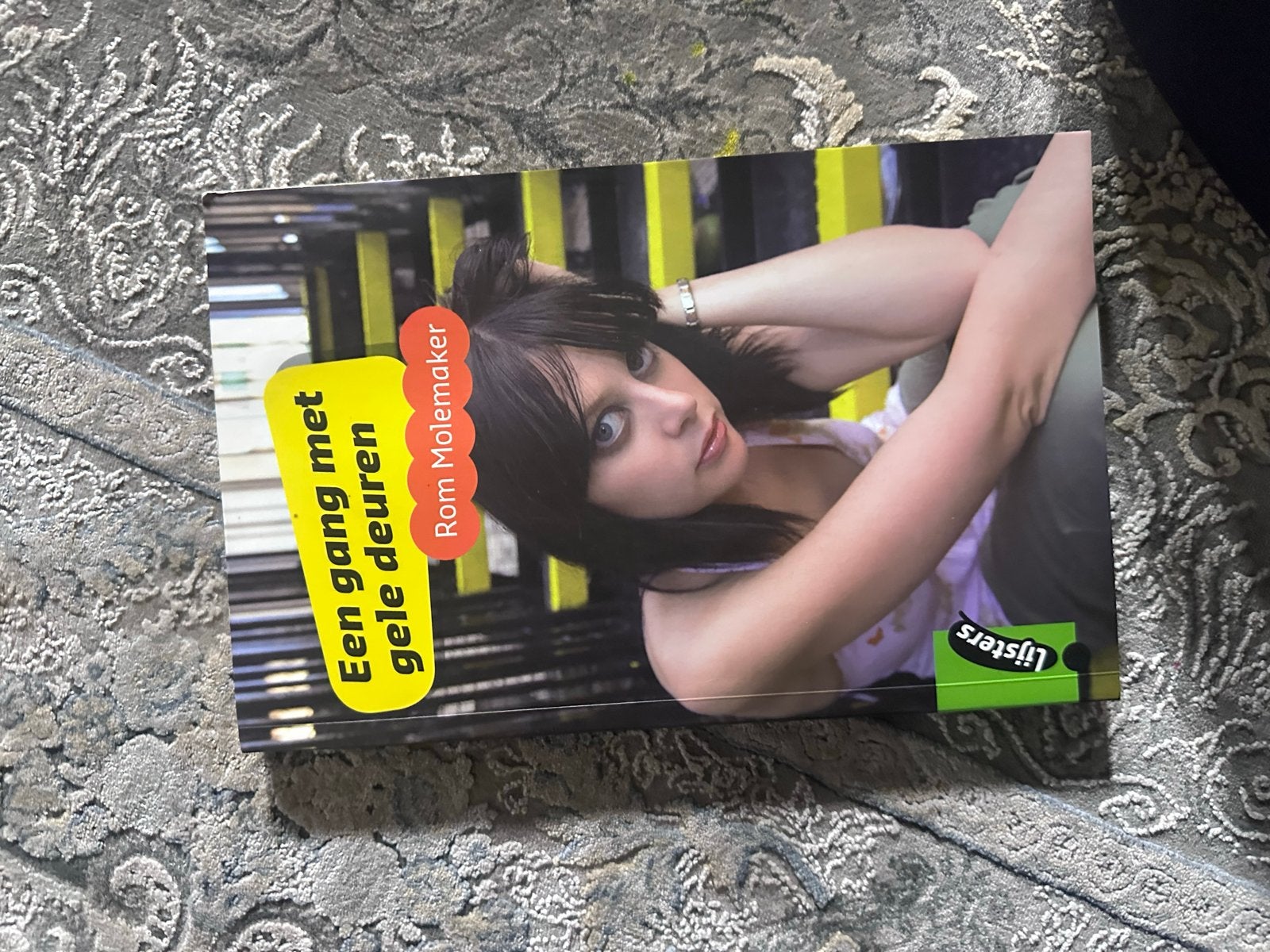 Een gang met gele deuren - Rom Molemaker (Jeugdboek), Boeken, Ophalen of Verzenden, Zo goed als nieuw, Fictie