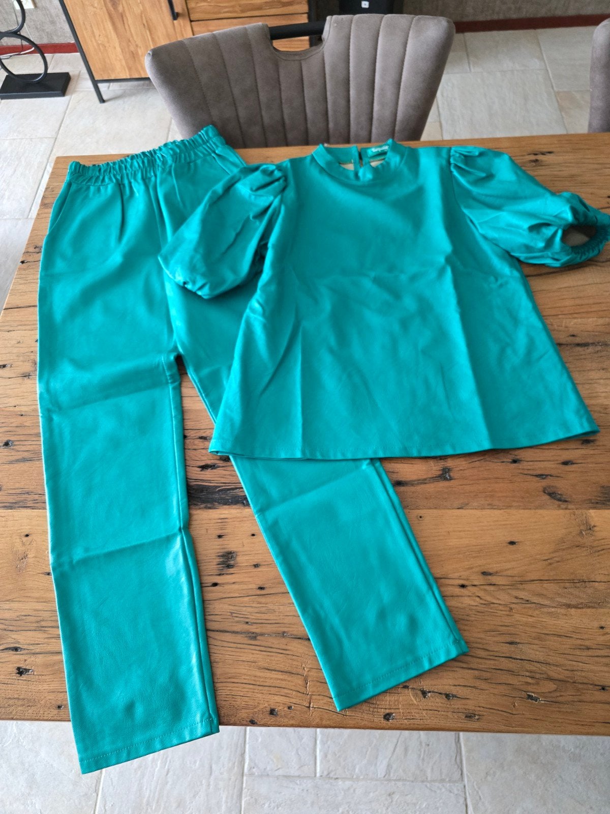 Te koop nieuwe groene lederlook dames broek met top met pofm, Maat 38/40 (M), Nieuw, Ophalen of Verzenden, Lang