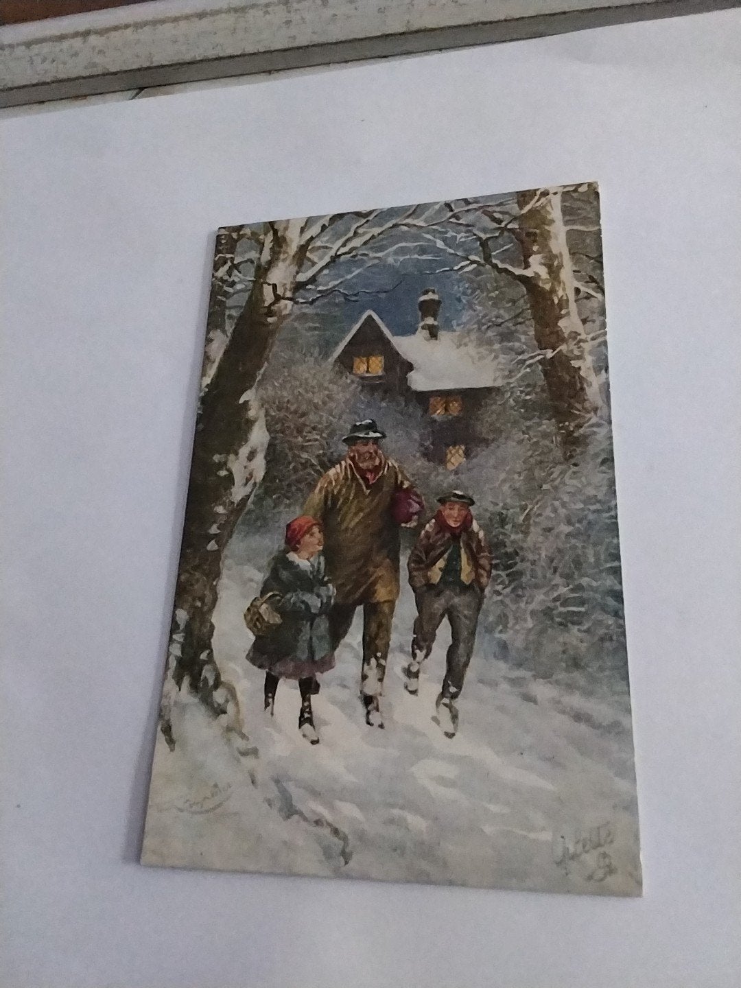 Antieke kerstkaart: Gezin in besneeuwd landschap, Ophalen of Verzenden, Voor 1920, Ongelopen, Seizoenen