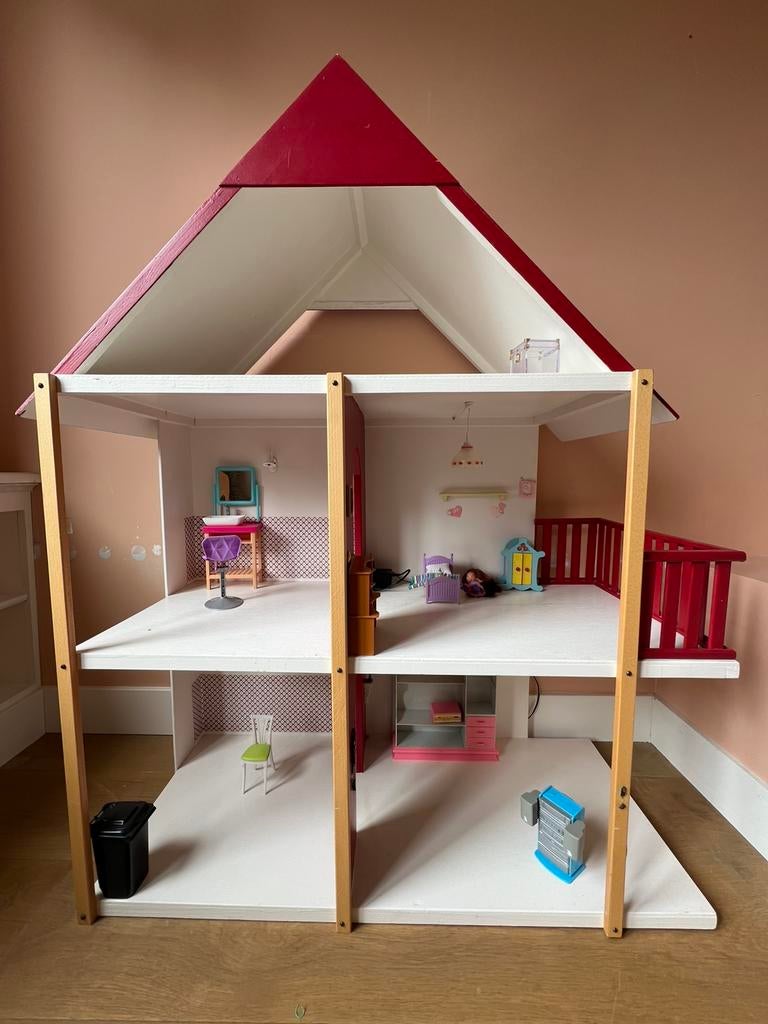 Heel leuk en bijzonder houten barbiehuis, Ophalen, Gebruikt, Poppenhuis