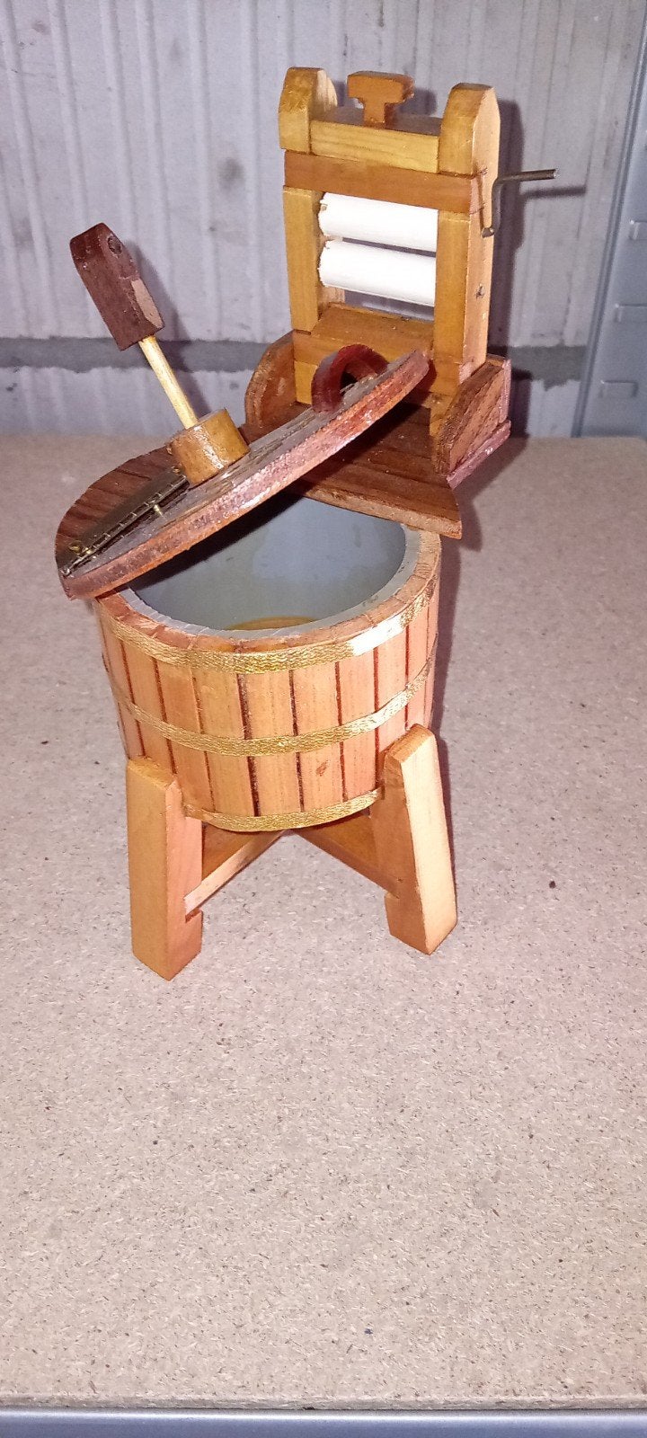 Leuke houten miniatuur vintage wasmachine., Ophalen of Verzenden